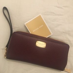 Michael Kors Wallet (Brand New, 33% off)